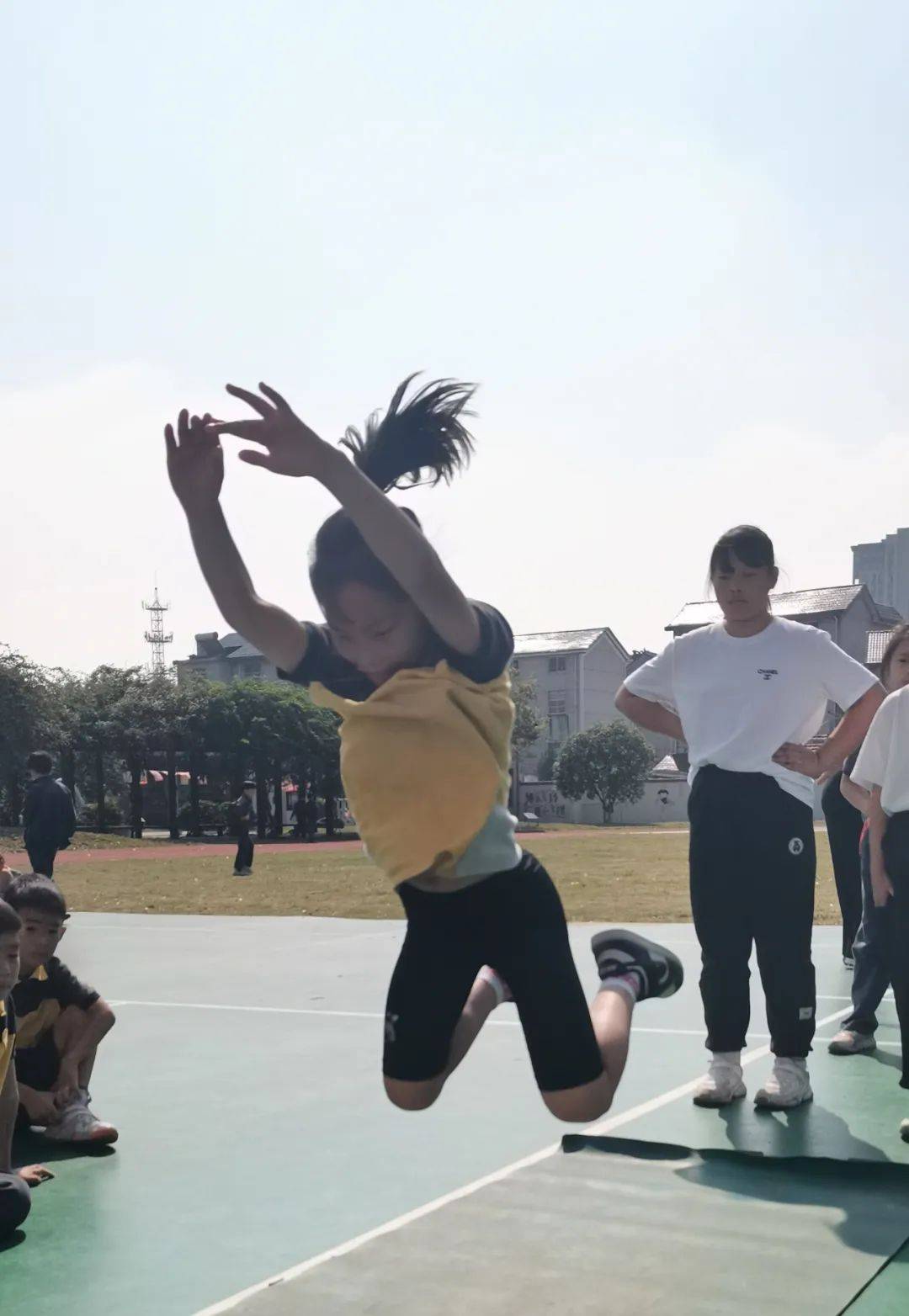 关于多人障碍跑挑战，锻炼体力与反应能力的信息